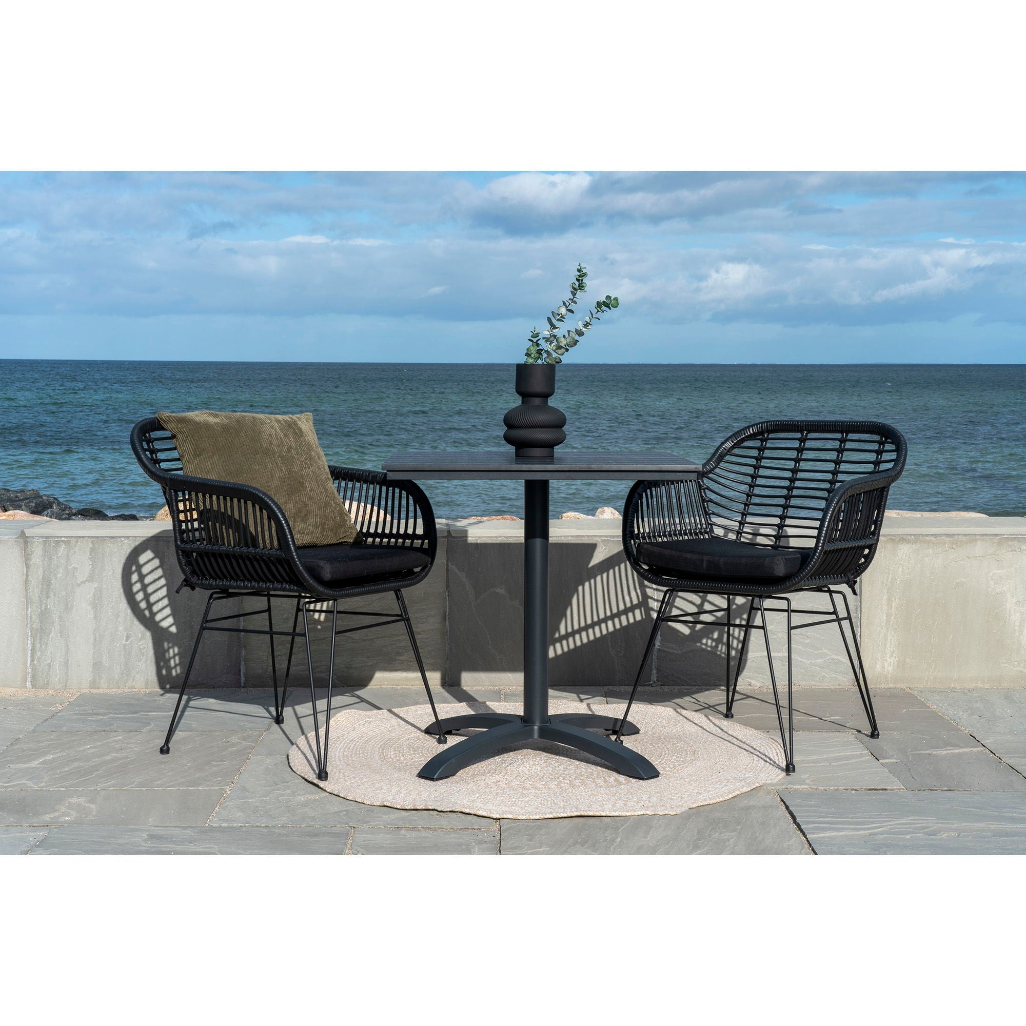Outdoor-Kollektion mit Blumentöpfen, Teppichen und Solar-Lampen für Terrasse und Garten.