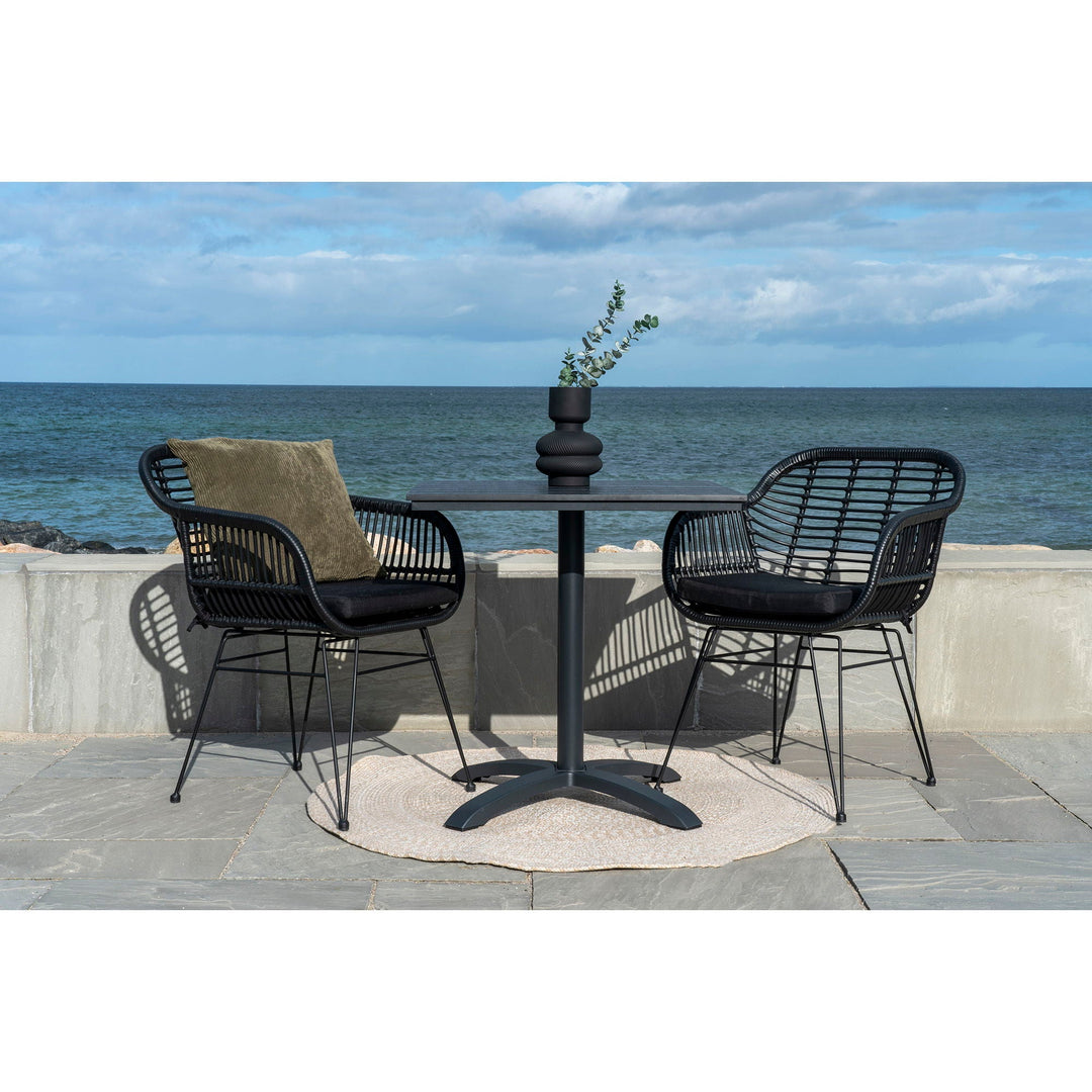 Outdoor-Kollektion mit Blumentöpfen, Teppichen und Solar-Lampen für Terrasse und Garten.