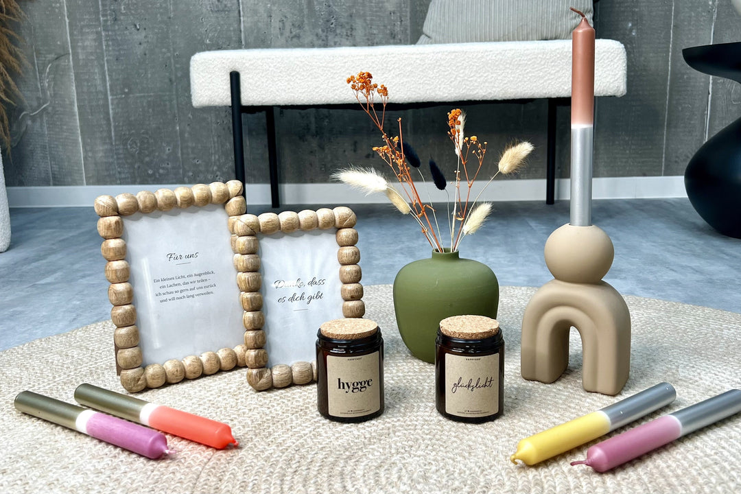 Geschenke unter 30 Euro – Bilderrahmen aus Mangoholz, Duftkerzen mit Botschaft, Mini-Vase Oliv, Kerzenhalter Holy und Dip-Dye-Tafelkerzen