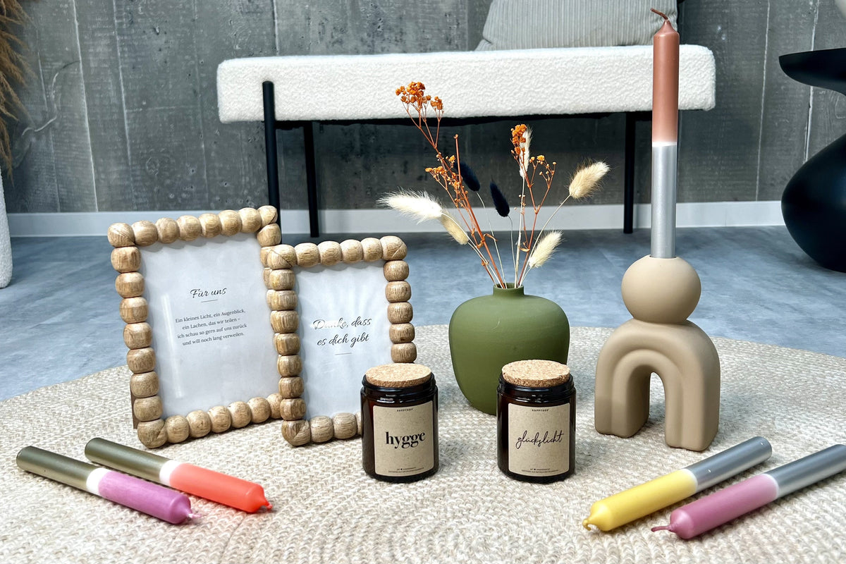 Geschenke unter 30 Euro – Bilderrahmen aus Mangoholz, Duftkerzen mit Botschaft, Mini-Vase Oliv, Kerzenhalter Holy und Dip-Dye-Tafelkerzen