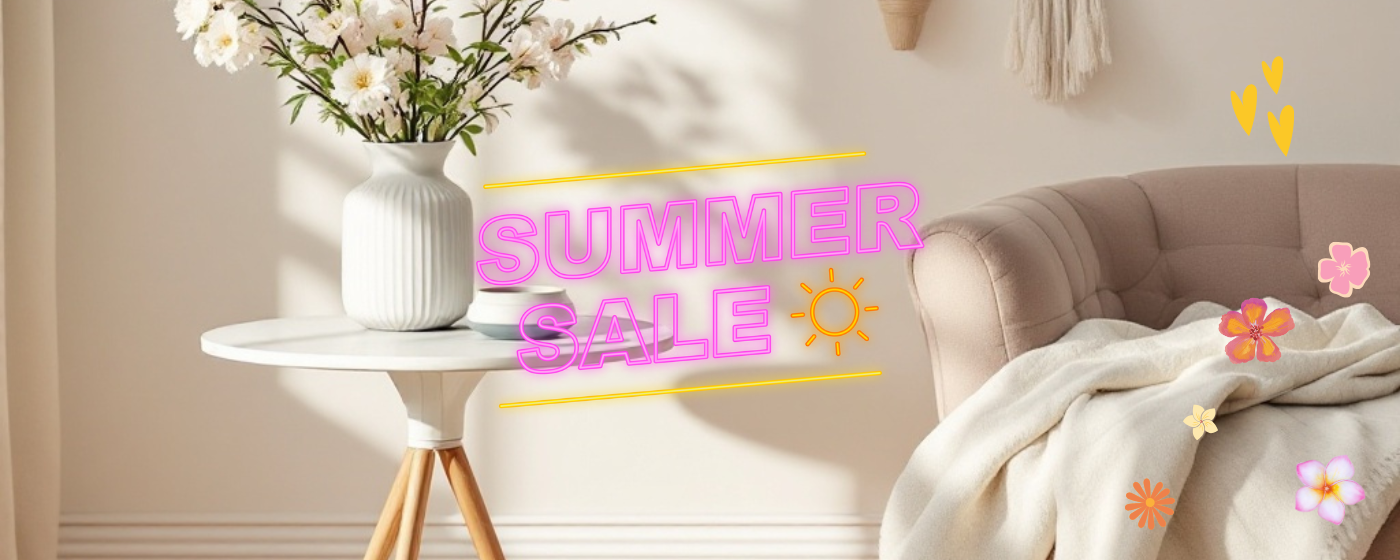 Helles Wohnzimmer mit Vase und Blumen auf Tisch, daneben Sessel. Schriftzug „SUMMER SALE“ im Bild.