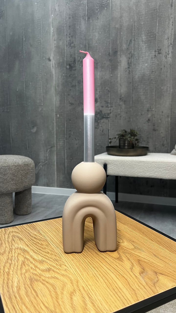 Kerzenhalter Holy mit Terrakotta-Tafelkerze im Wohnraum – Geschenkset Warmes Licht Silber