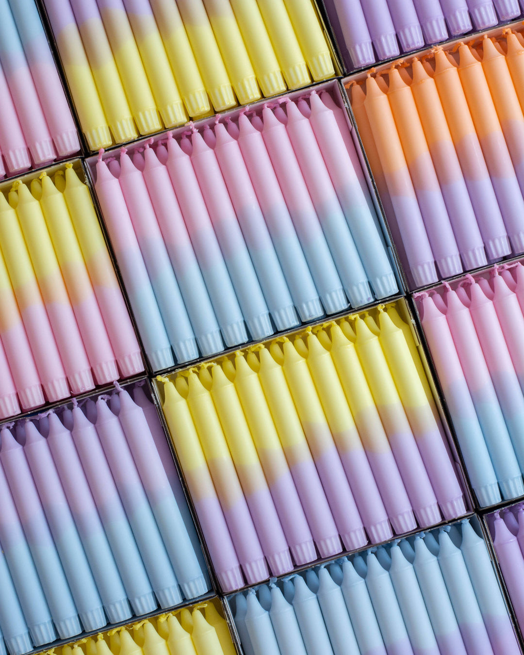 Pastellfarbene Dinnerkerzen für Frühlingsdeko