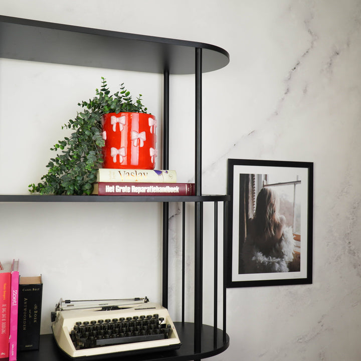 Dekorativer Pflanztopf Schleife auf Sideboard