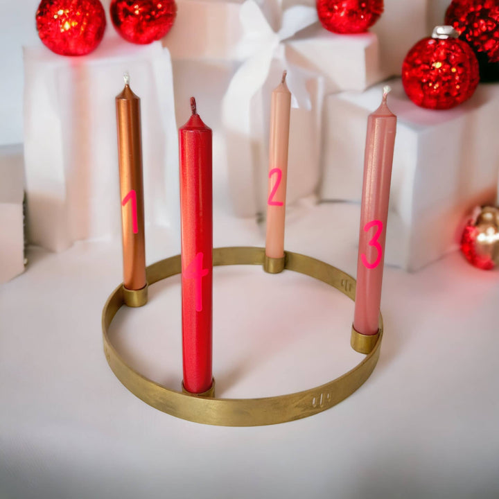 Stilvolle Adventsdekoration mit handgemachten Kerzen