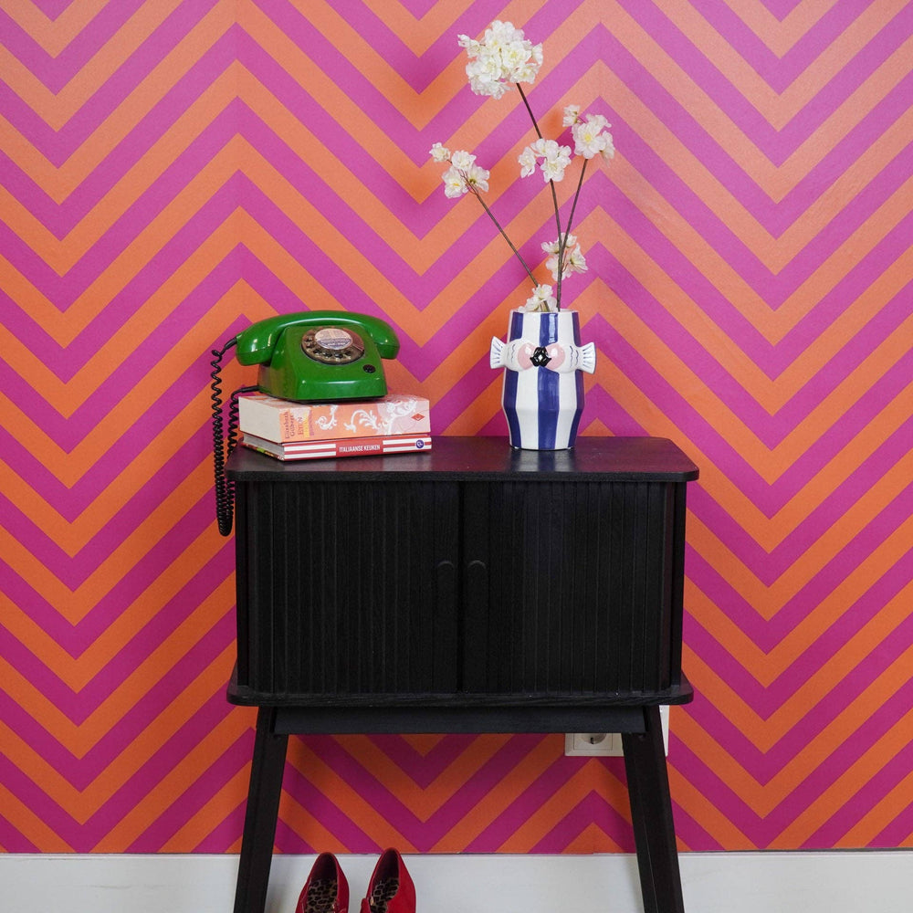 Dekorative Keramikvase mit Fischmotiv auf Sideboard