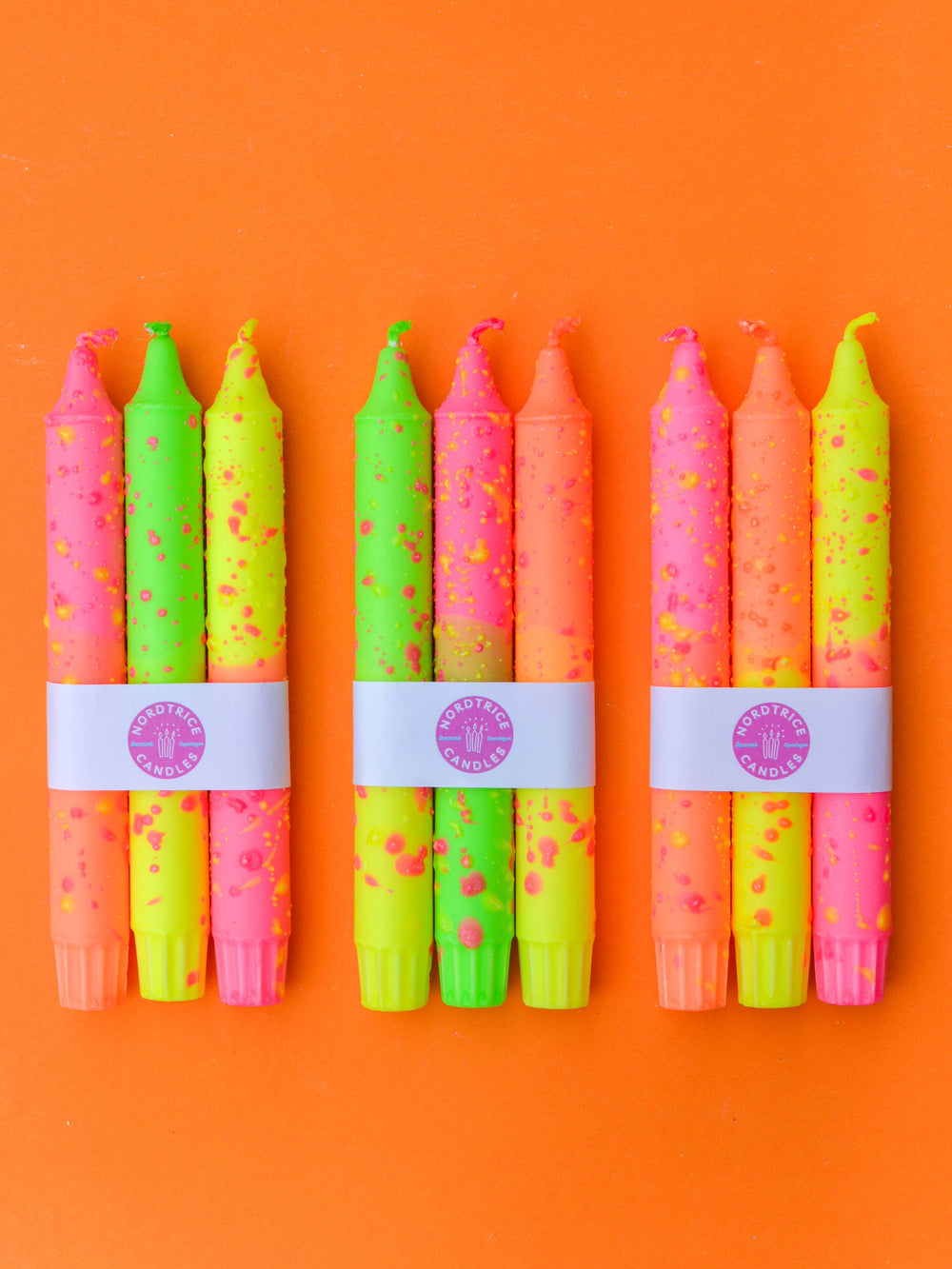 Handverzierte Tafelkerzen in Neonfarben aus Stearin im skandinavischen Design