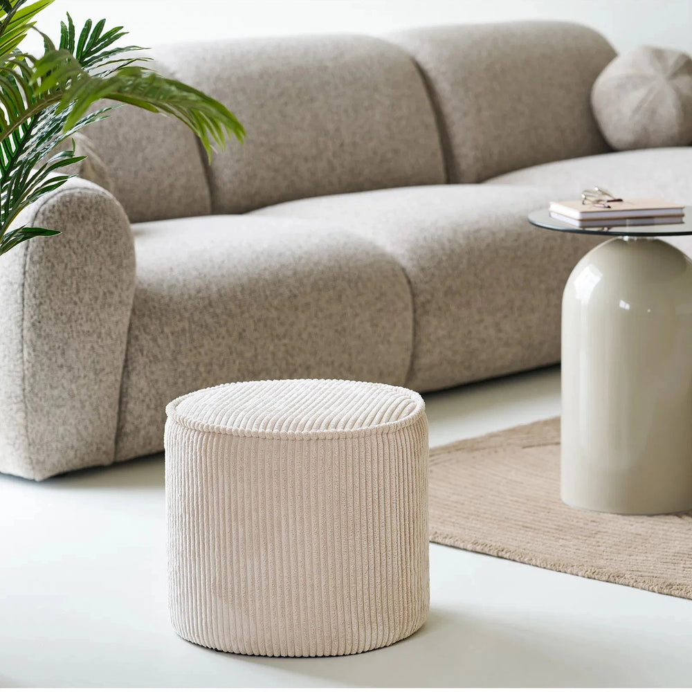 Runder Pouf in Beige aus Cord als Sitzgelegenheit im Wohnraum