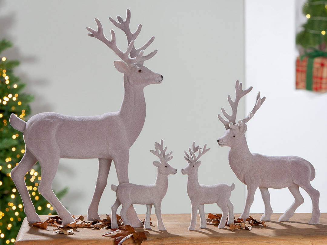 Winterliche Deko mit Hirschfigur Edgar, verschiedene Größen, samtig beflockt, arrangiert im Weihnachtsambiente