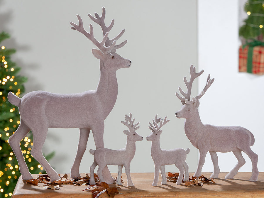 Winterliche Deko mit Hirschfigur Edgar, verschiedene Größen, samtig beflockt, arrangiert im Weihnachtsambiente
