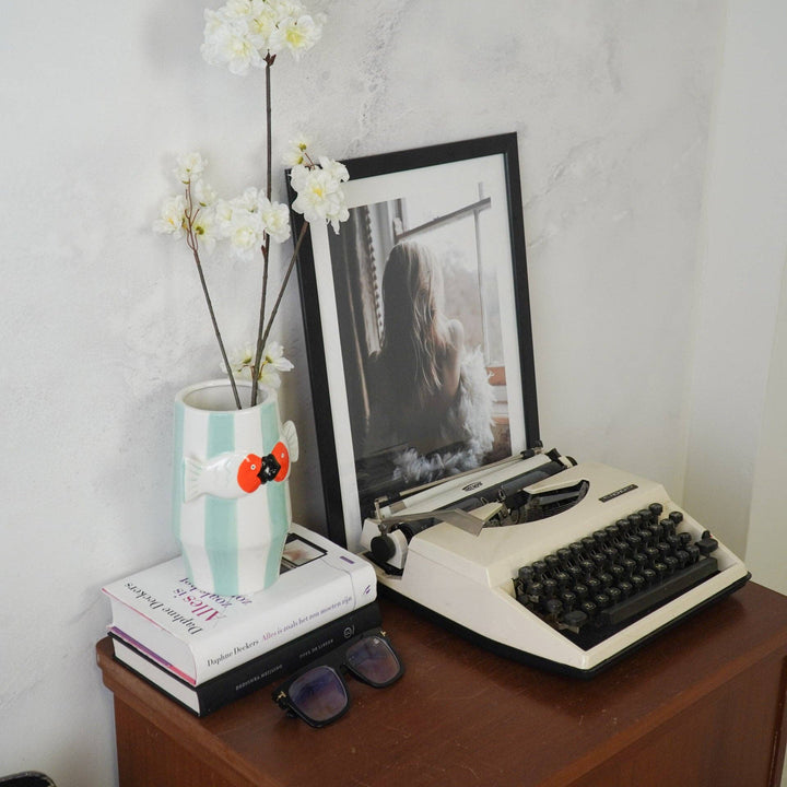 Vase Fisch als farblicher Akzent im Wohnraum