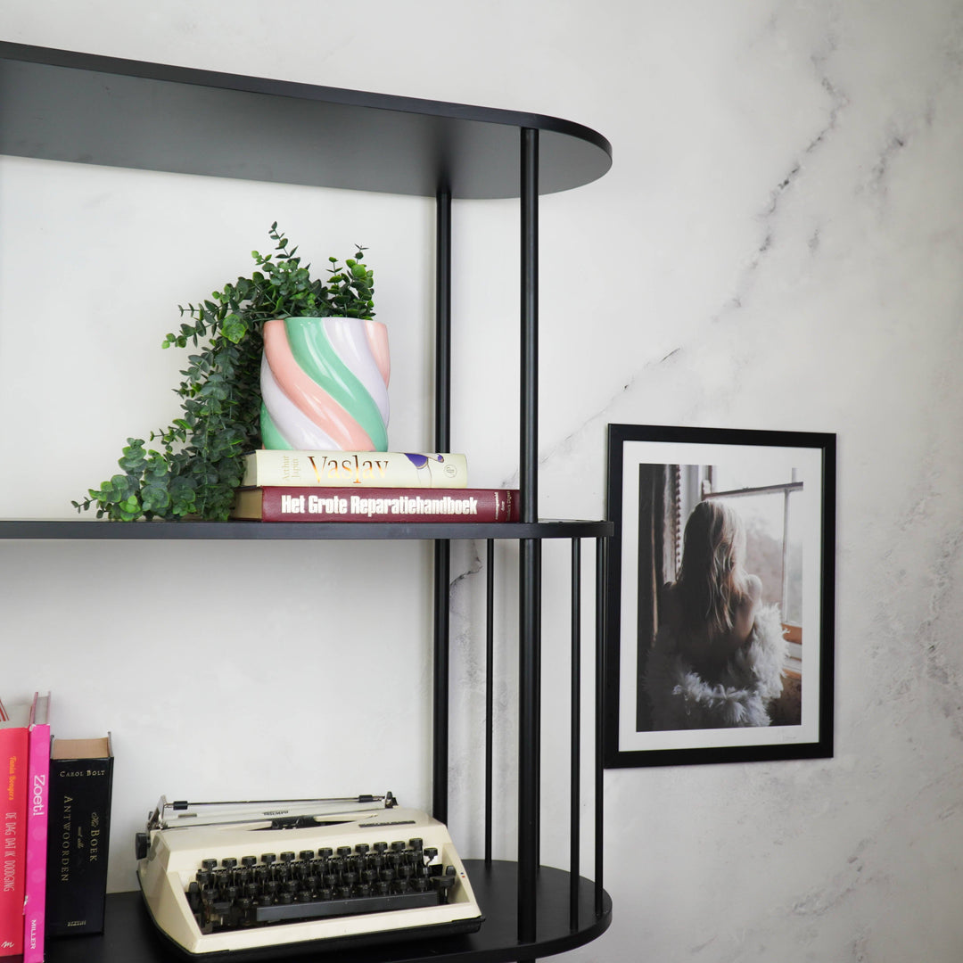 Dekorativer Blumentopf mit Zuckerdreh-Optik