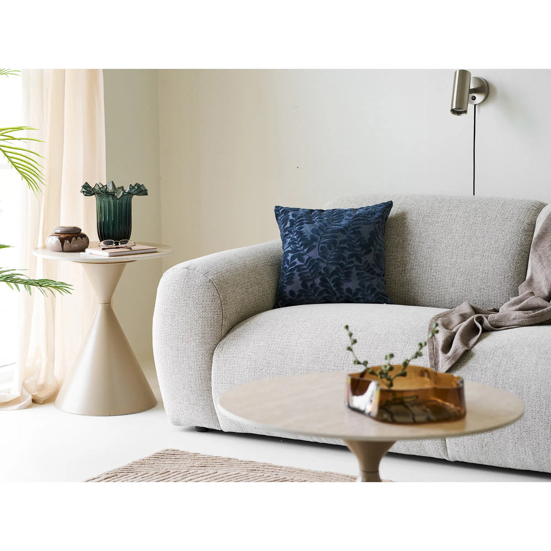 Skandinavisches Zierkissen in Blau auf Sofa