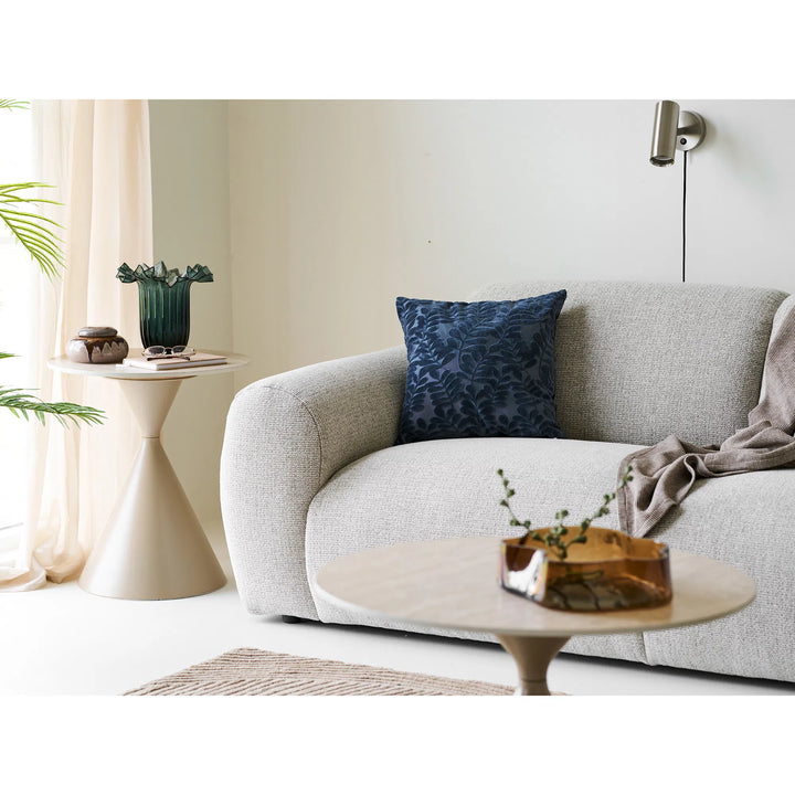 Skandinavisches Zierkissen in Blau auf Sofa