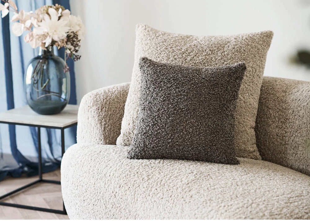 Strukturiertes Sofakissen in dunklem Grau aus Bouclé-Stoff