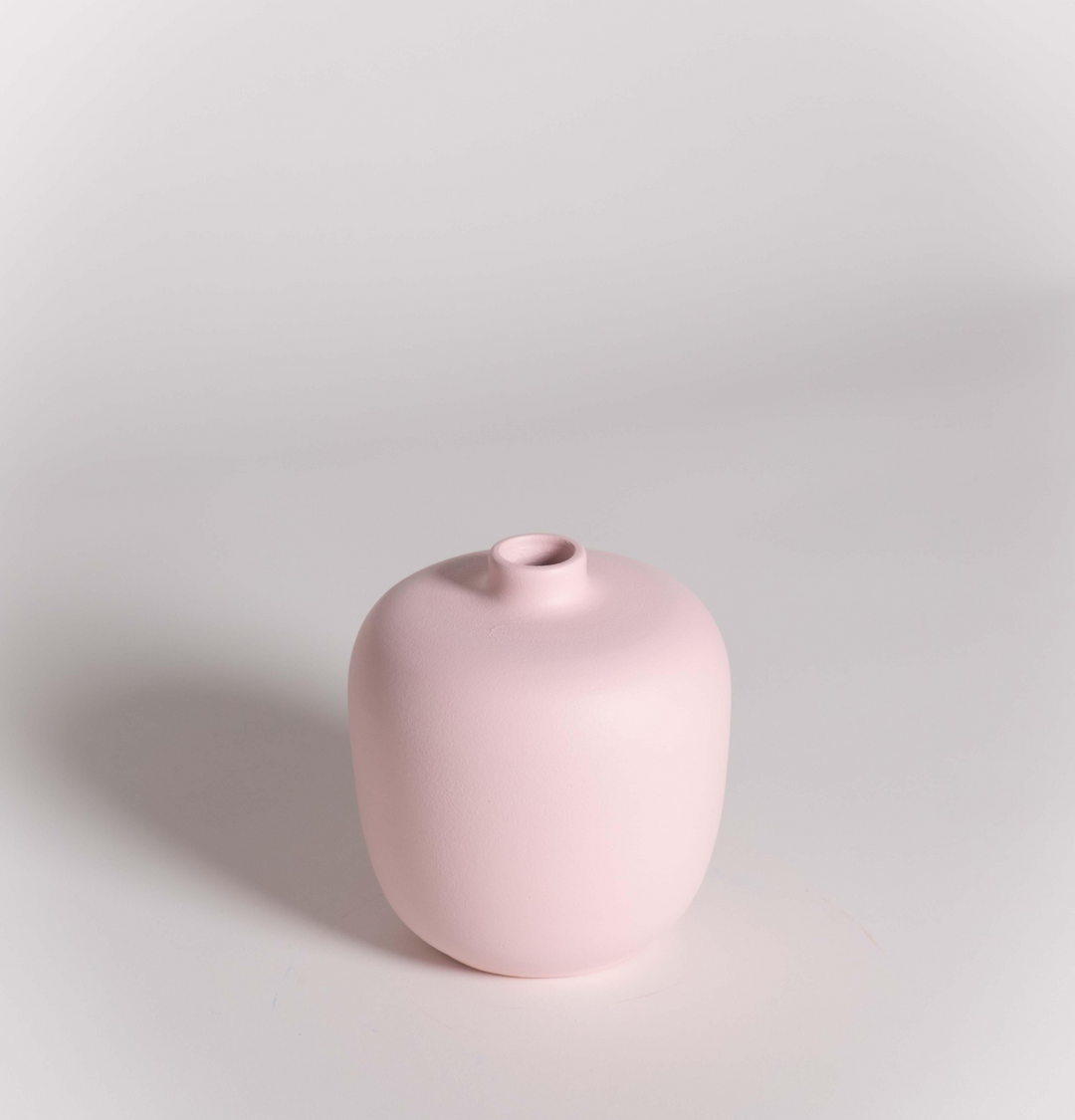 Bauchige Mini-Keramikvase Blanc 05 Light Pink vor hellem Hintergrund