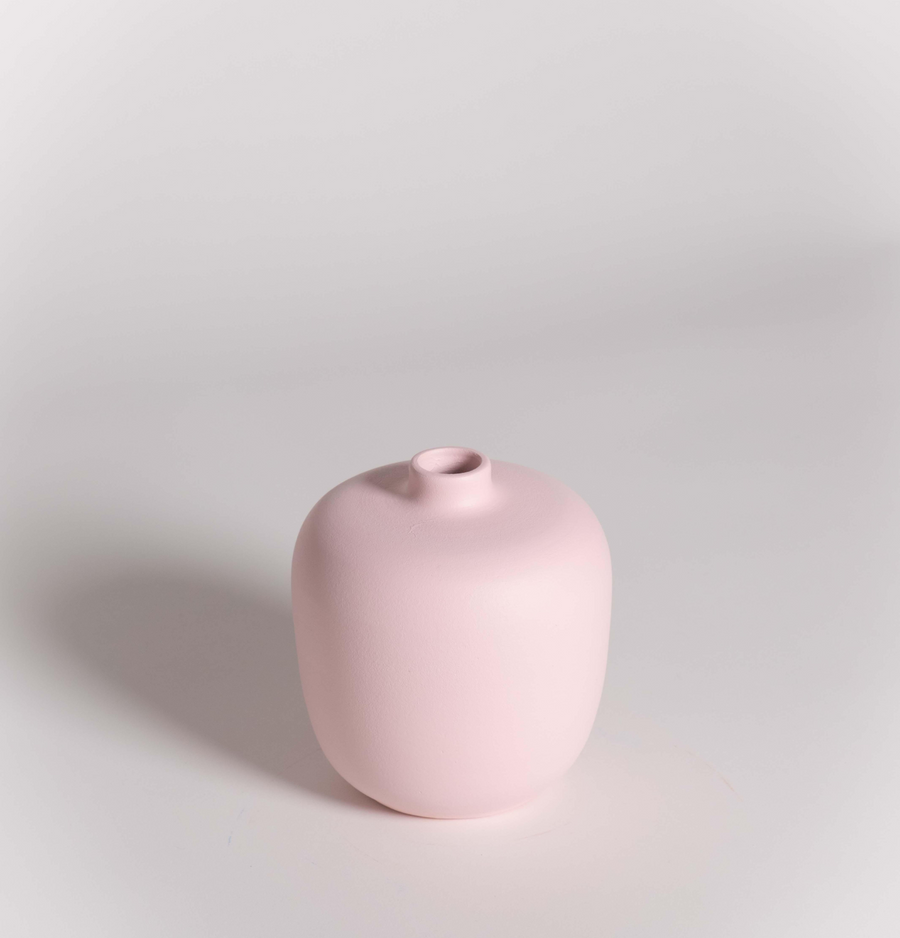 Bauchige Mini-Keramikvase Blanc 05 Light Pink vor hellem Hintergrund