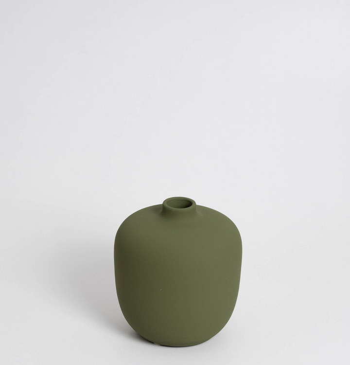 Bauchige Mini-Keramikvase Blanc 05 Olive Green vor hellem Hintergrund