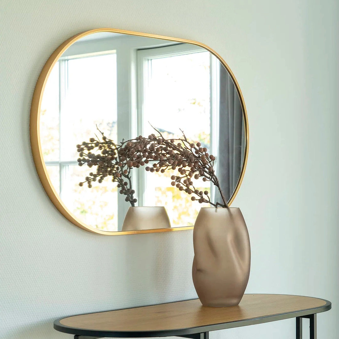 Wandspiegel in Messingoptik mit abgerundeter Form