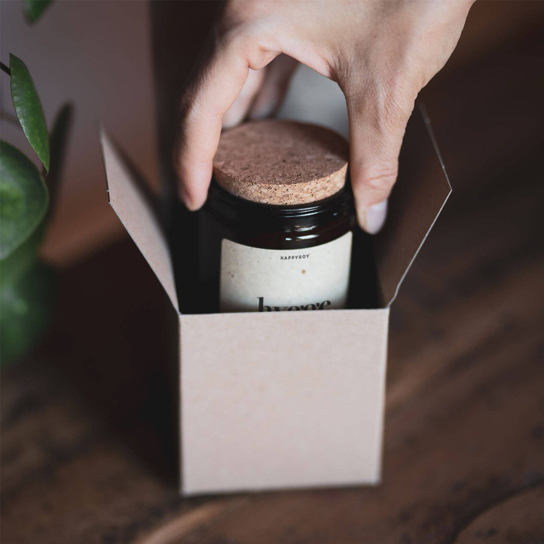 Minimalistische Duftkerze im Glas als Geschenk für Gemütlichkeit