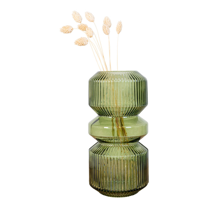 Grüne Glasvase Lily mit geriffeltem Design, dekoriert mit Trockenblumen.