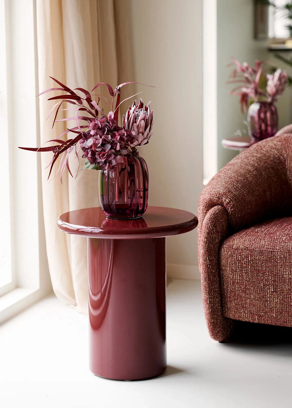 Rauchrote Glasvase mit bauchiger Form als Wohnaccessoire