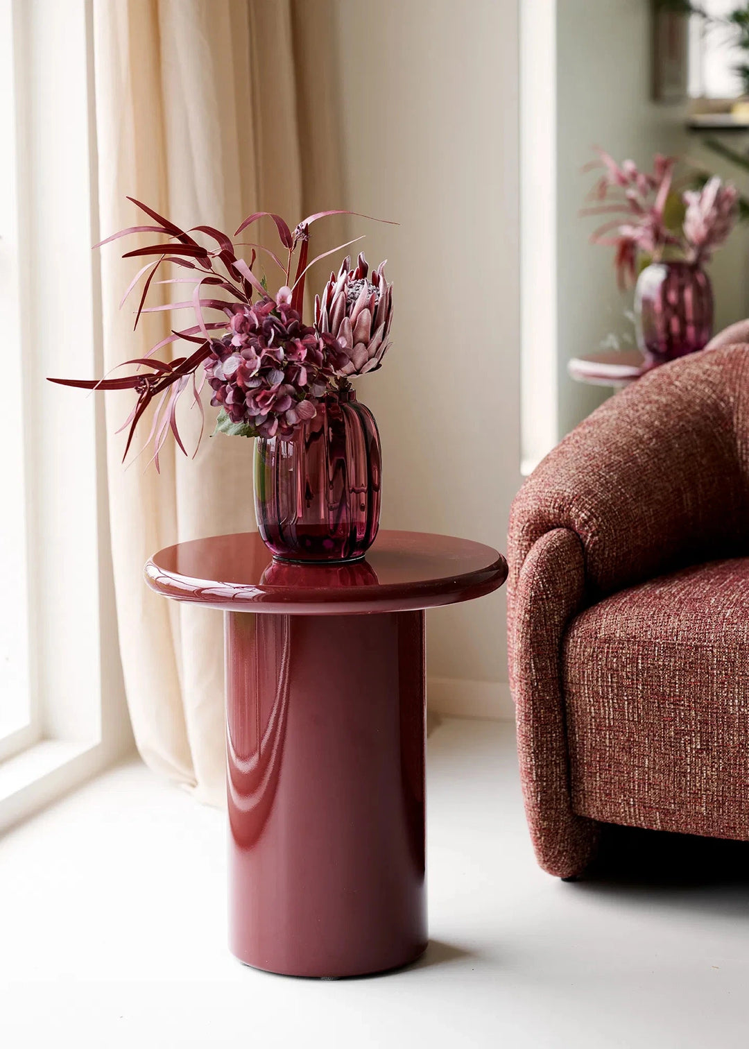 Rauchrote Glasvase mit bauchiger Form als Wohnaccessoire