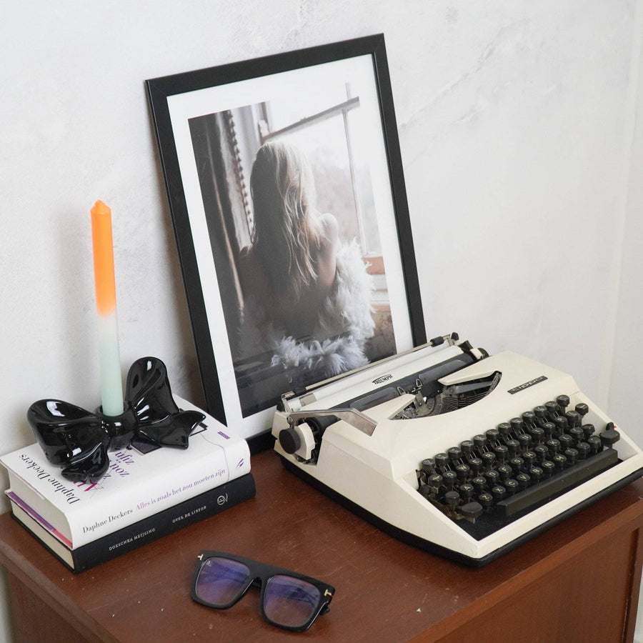 Schwarzer Kerzenhalter aus Keramik in Bogenform