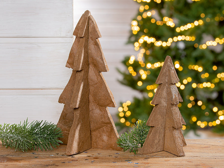 Weihnachtliche Szene mit Deko-Tannenbaum Nordic aus Pappmaché, natürlich arrangiert