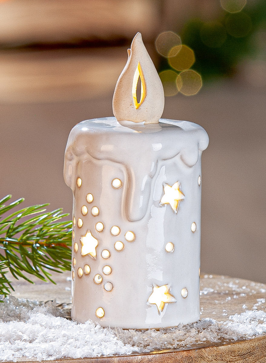 Weihnachtliche Szene mit LED-Kerzenfigur Nanto, Porzellan, grau, warm leuchtend arrangiert