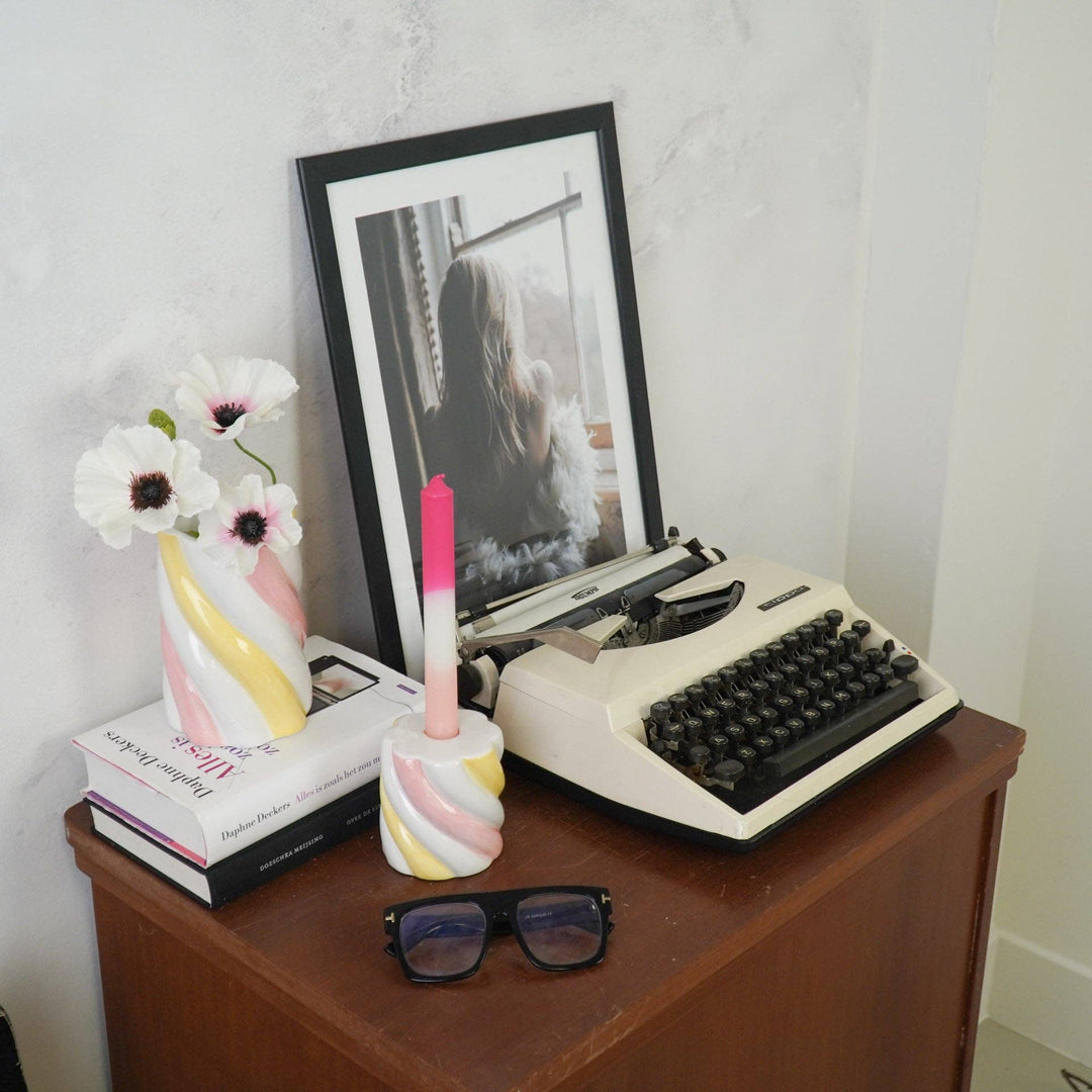 Dekorativer Stabkerzenhalter mit pastellfarbener Optik