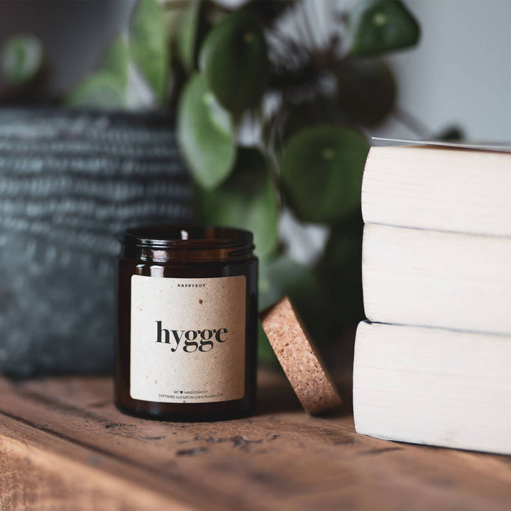 Skandinavische Duftkerze für Entspannung und Hygge Deko im Wohnzimmer