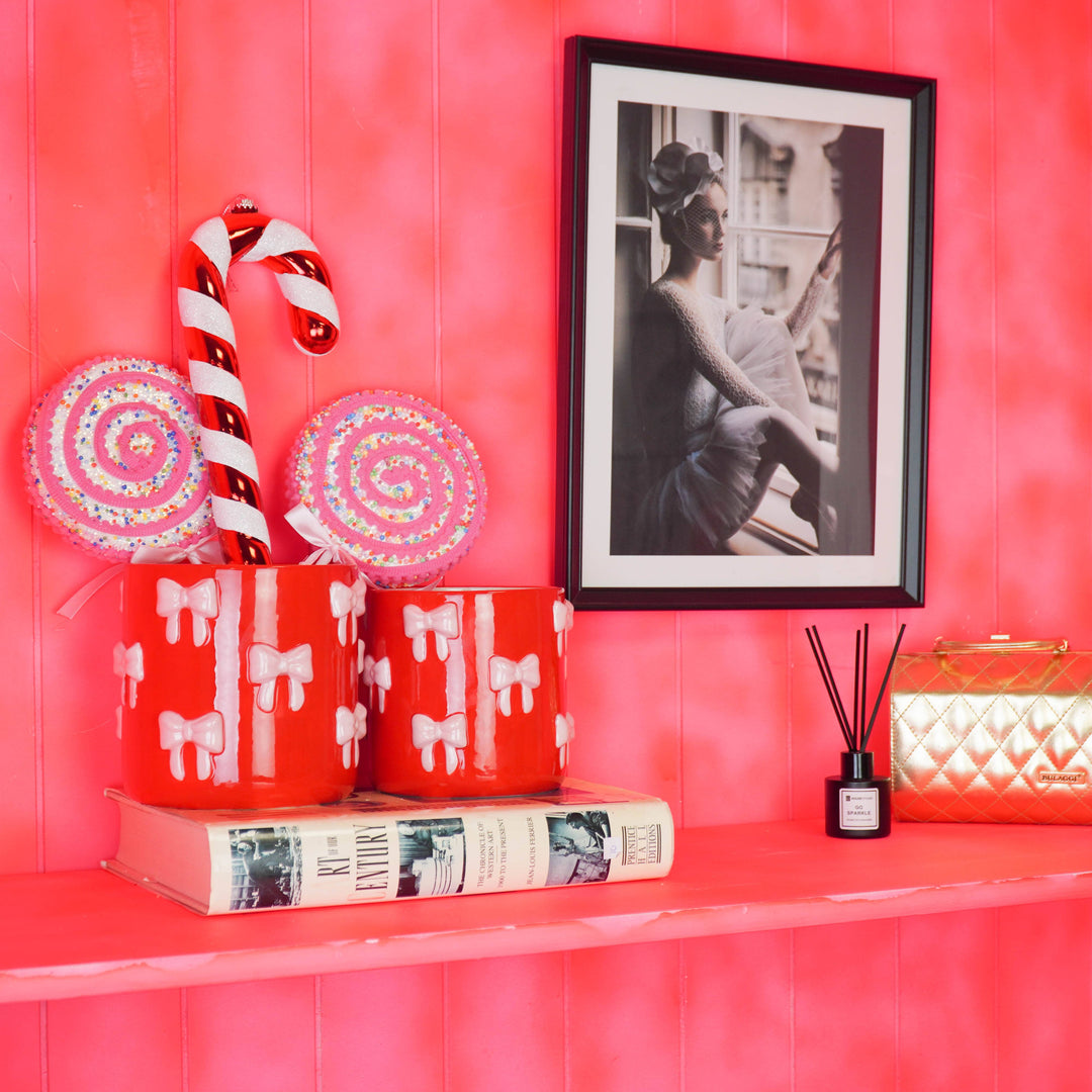 Detailansicht der weißen Schleifen auf rotem Keramiktopf