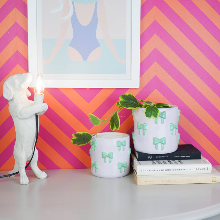 Pflanztopf mit Schleifenmotiv als Wohnaccessoire
