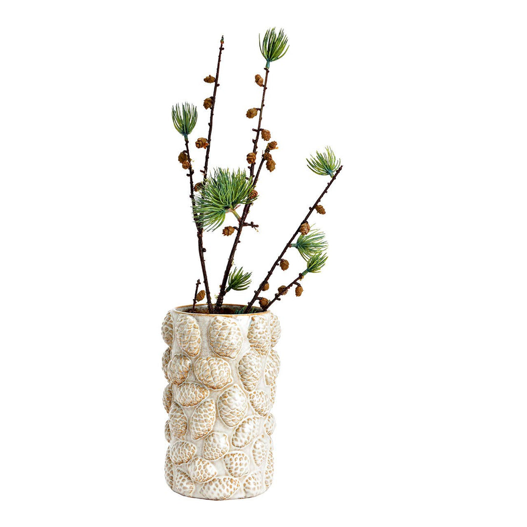 Porzellanvase mit Tannenzapfenstruktur und Zweigen
