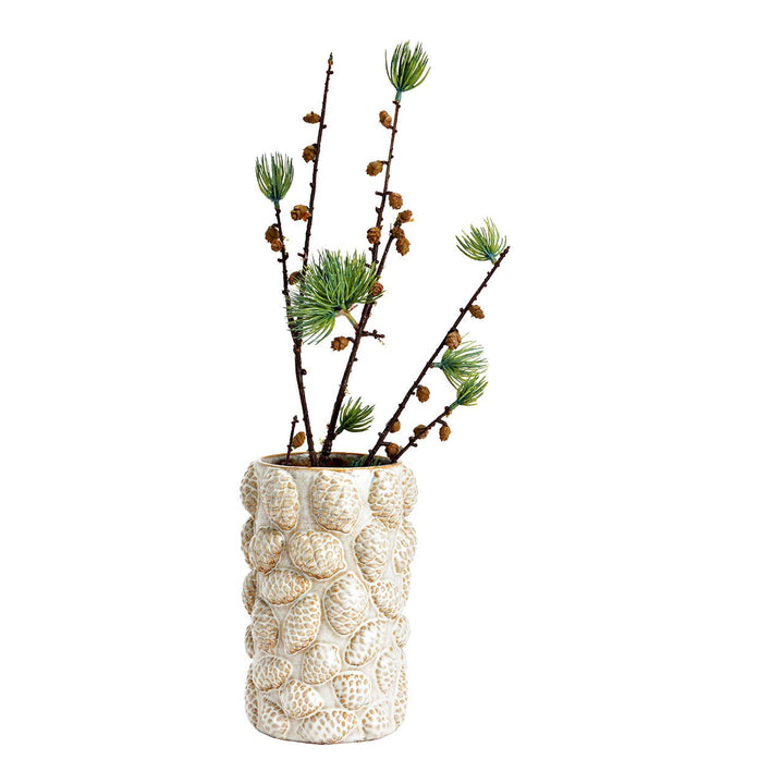 Porzellanvase mit Tannenzapfenstruktur und Zweigen