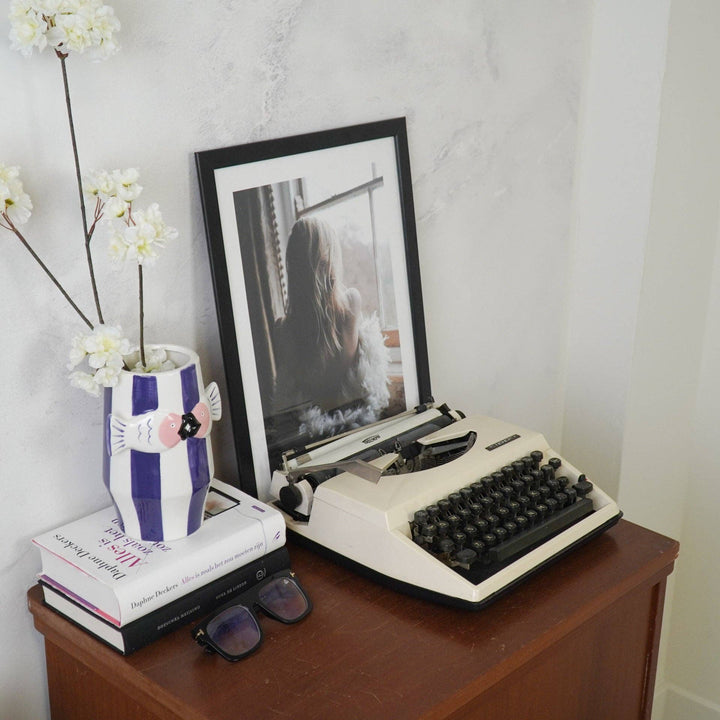 Fischvase als farblicher Akzent im Wohnraum