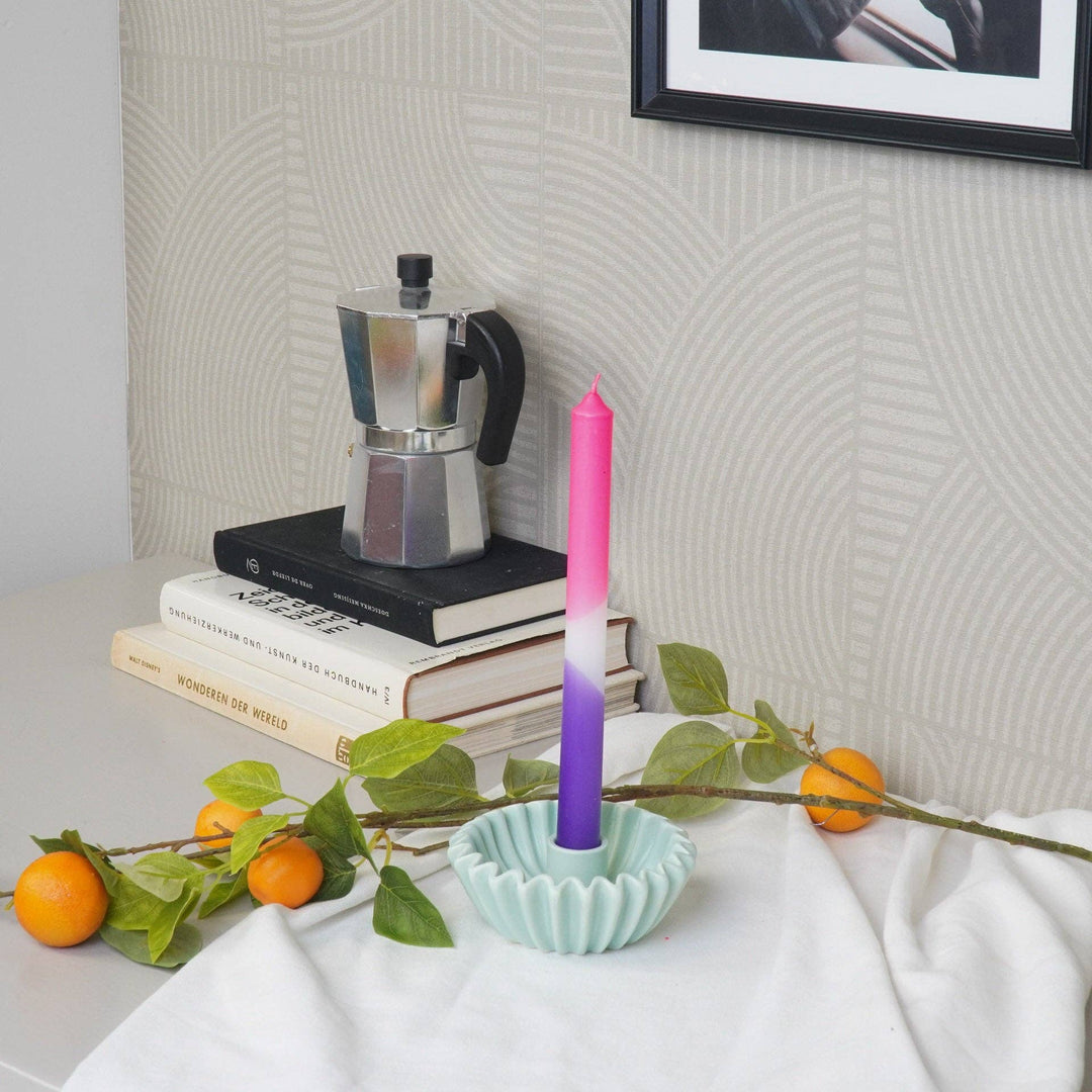 Mintfarbener Kerzenhalter mit skulpturaler Form
