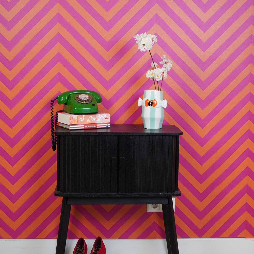 Dekorative Keramikvase mit Fischmotiv auf Sideboard