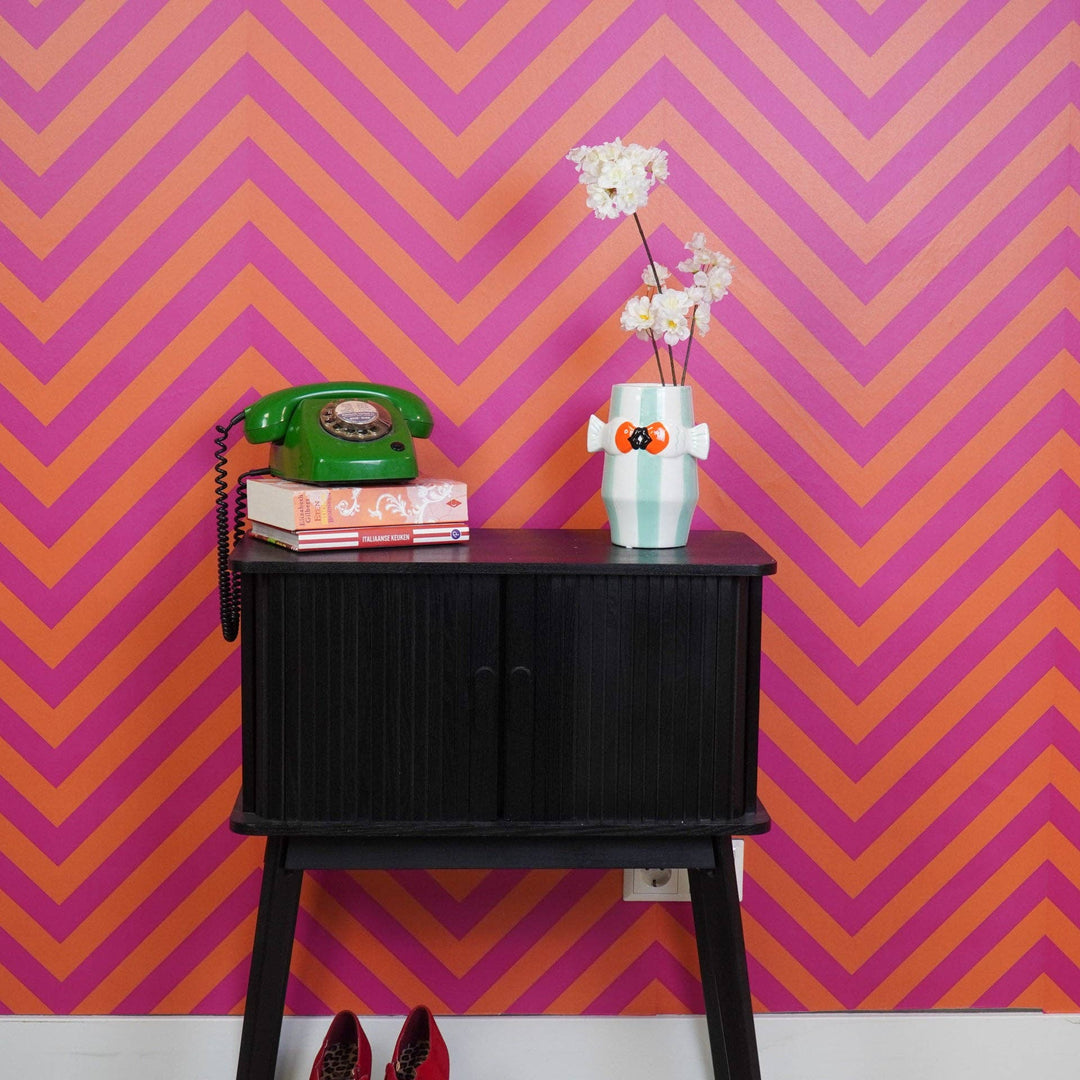 Dekorative Keramikvase mit Fischmotiv auf Sideboard