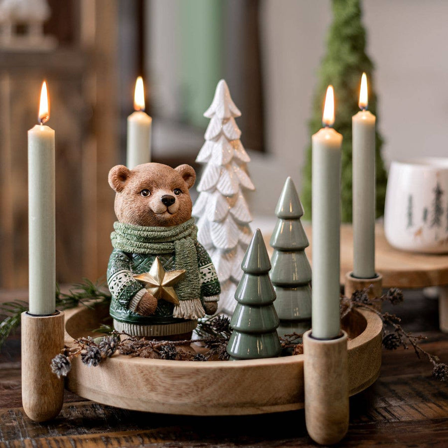 Grüner Keramik-Tannenbaum auf Adventskranz