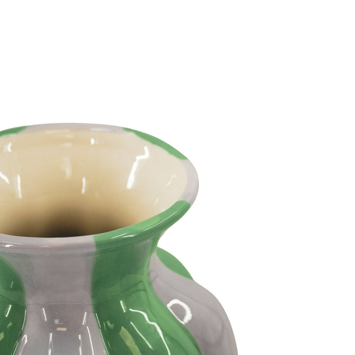 Dekorative Vase Flieder Grün auf Sideboard