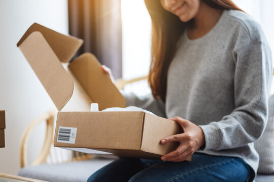 Geöffnete Musterbox mit verschiedenen LeRie Klick-Vinyl-Mustern – entdecken Sie die perfekte Bodenlösung für Ihr Zuhause.