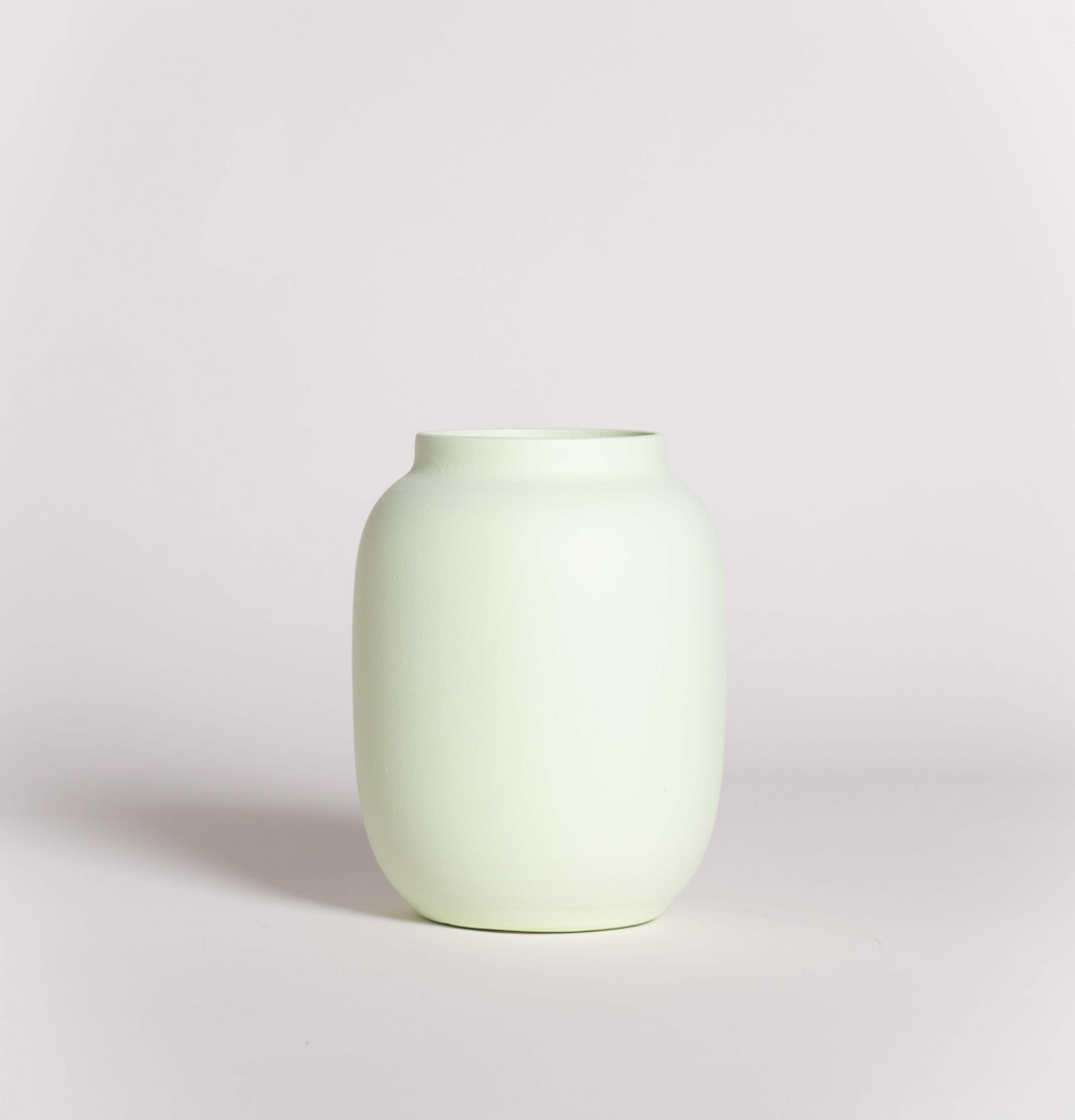 Blanc 04 Light Green Vase mit weißen Blumen als frische Frühlingsdekoration
