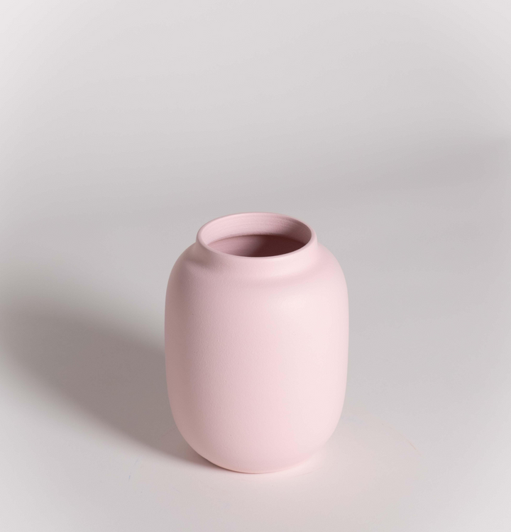 Kleine Keramikvase in zartem Rosa, minimalistische Form, Studioaufnahme