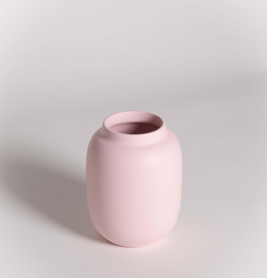 Kleine Keramikvase in zartem Rosa, minimalistische Form, Studioaufnahme