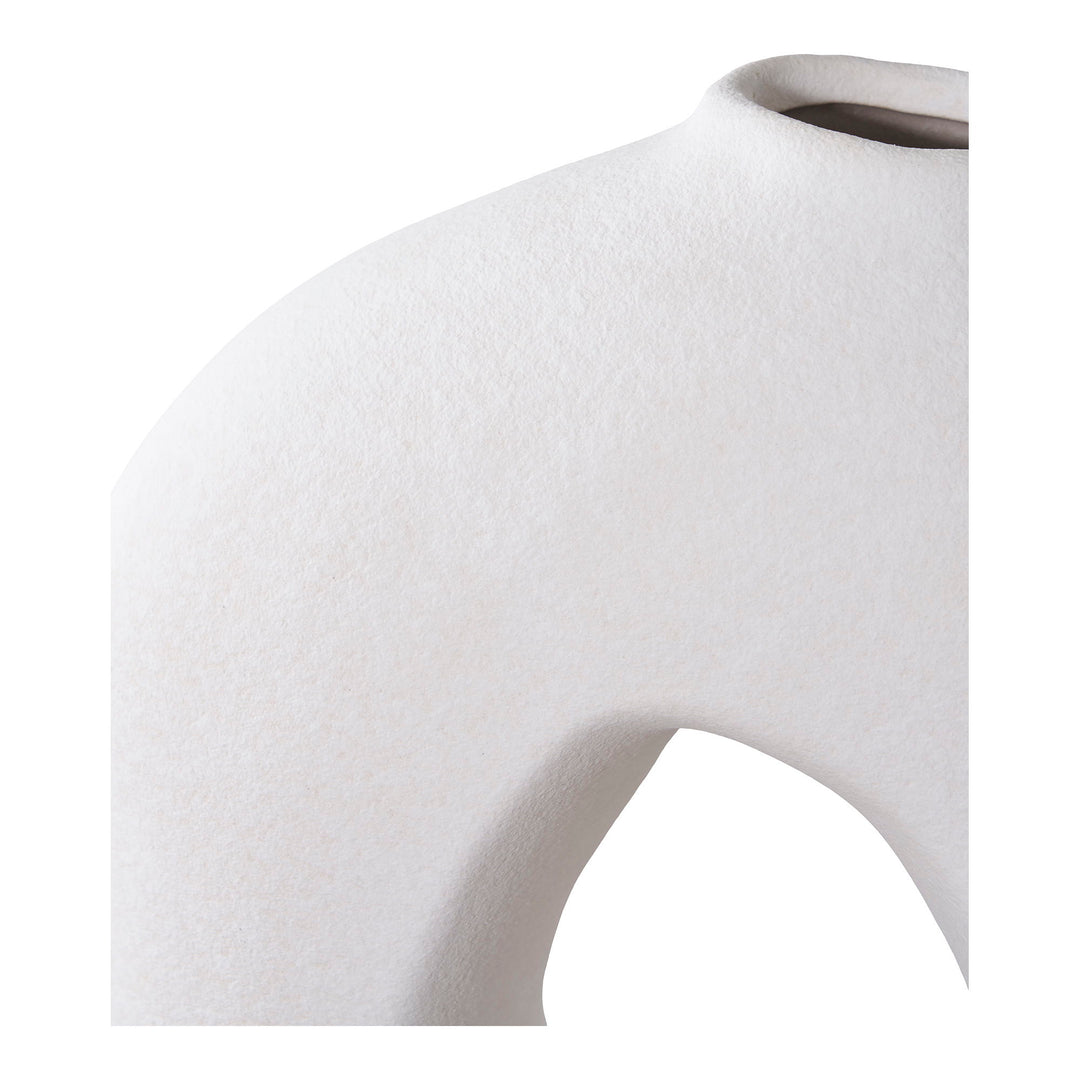 Skulpturale Vase im minimalistischen Look, vielseitig einsetzbar zur Dekoration.