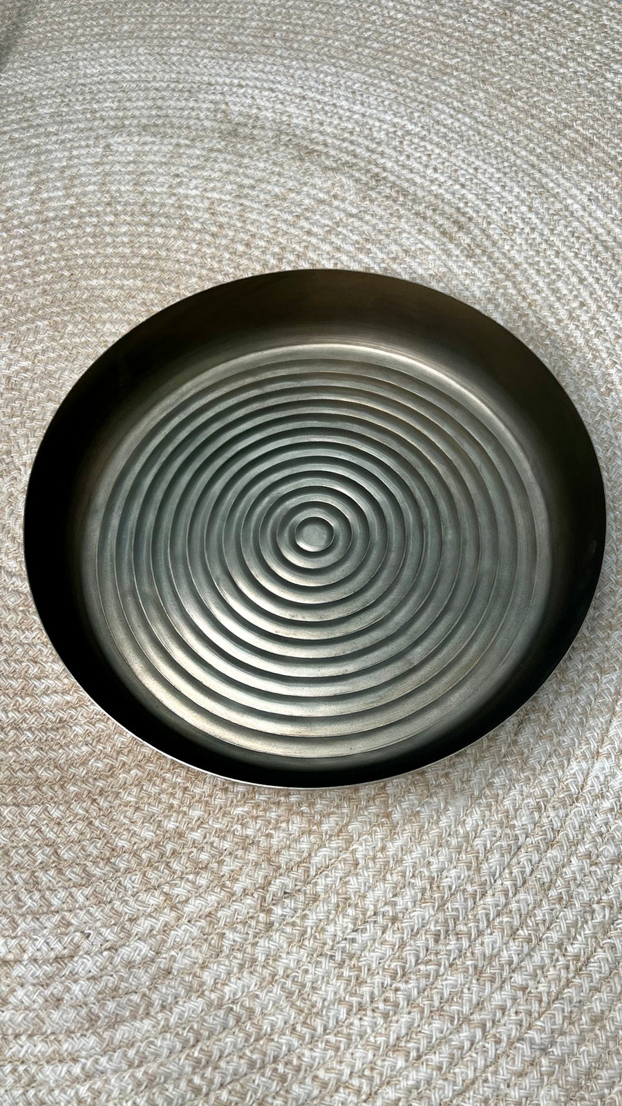 Metallschale Antik Bronze 30 cm von oben – Rillenstruktur im Inneren