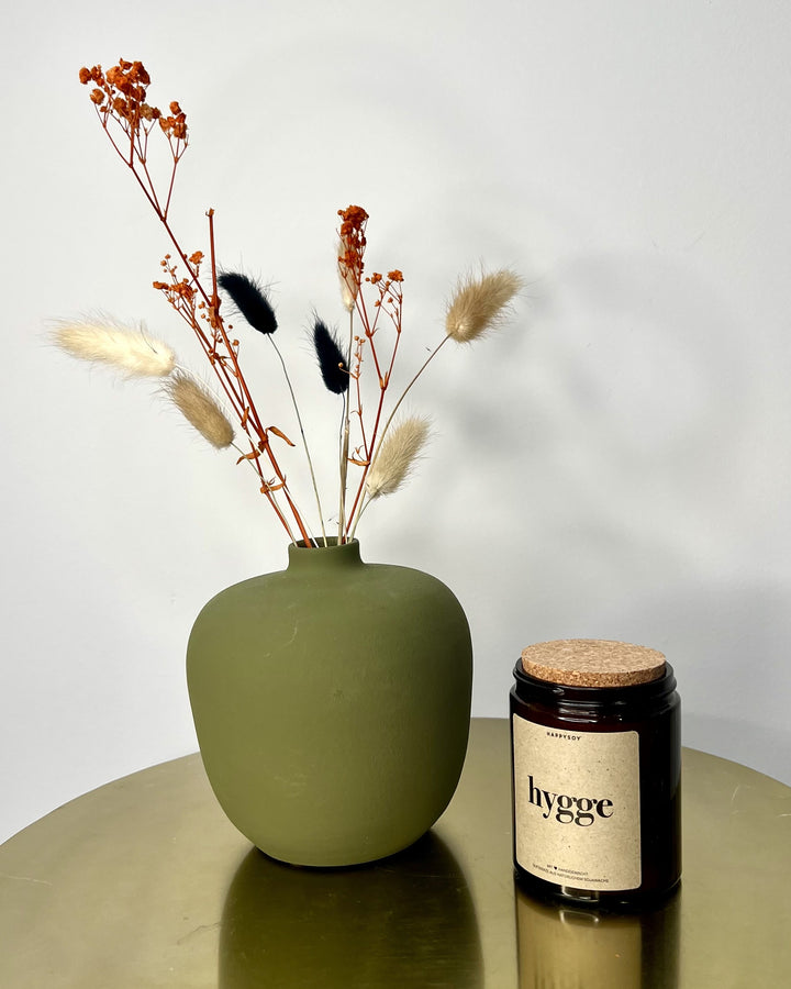 Geschenkset Kleines Grün – Mini-Vase in Olivgrün mit Trockenblumen und Duftkerze Hygge