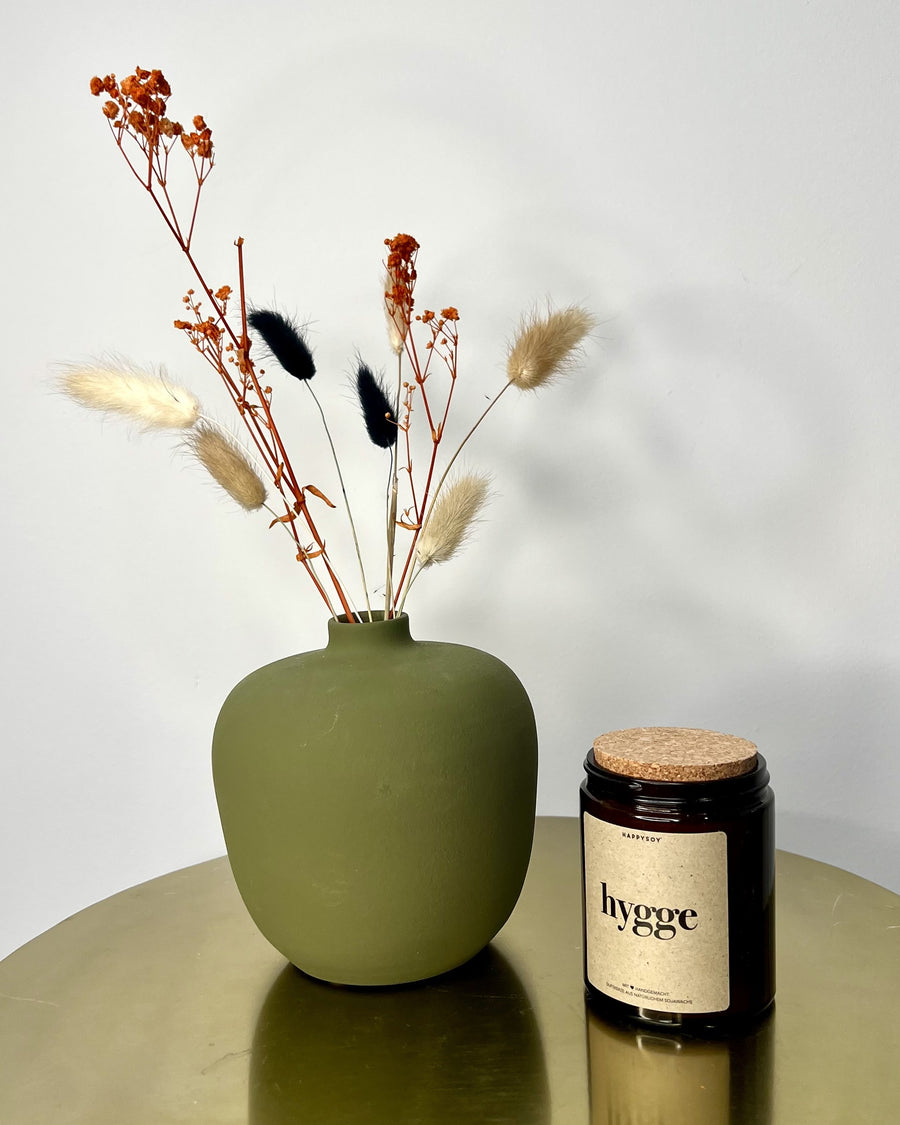 Geschenkset Kleines Grün – Mini-Vase in Olivgrün mit Trockenblumen und Duftkerze Hygge